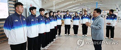 양궁 대표팀 격려하는 장영술 부회장(영종도=연합뉴스) 김인철 기자 = 16일 오전 인천국제공항 제2여객터미널에서 장영술 대한양궁협회 부회장이 2024 파리올림픽에 출전하기 위해 출국하는 양궁 국가대표팀 선수들을 격려하고 있다. 2024.7.16 yatoya@yna.co.kr