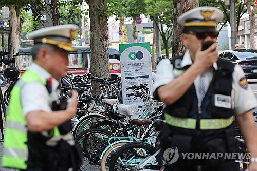 '따릉이 폭주족' 관련 단속하는 경찰들(서울=연합뉴스) 박동주 기자 = 서울시 공공자전거 '따릉이'를 타고 난폭 운전을 일삼는 이른바 '따릉이 폭주 연맹'(따폭연)이 서울 시내 집결을 예고한 4일 오후 서울 성동구 성수역에서 경찰들이 단속을 하고 있다. 2024.8.4 pdj6635@yna.co.kr