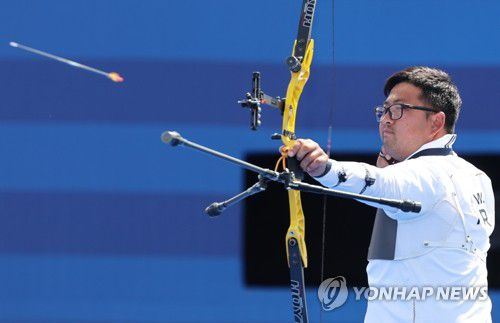 김우진, 금을 향해(파리=연합뉴스) 임화영 기자 = 4일(현지시간) 프랑스 파리 레쟁발리드에서 열린 2024 파리올림픽 양궁 남자 개인전 미국의 브레이디 엘리슨과의 결승전에서 한국 김우진이 활시위를 놓고 있다. 2024.8.4 hwayoung7@yna.co.kr