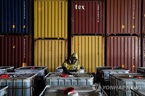 멕시코 항구에 들어온 중국발 컨테이너선 내 화물 검사 [로이터 연합뉴스 자료사진. 재판매 및 DB 금지]