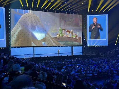 '토이 스토리 5' 소개하는 앤드루 스탠턴 감독(애너하임[미 캘리포니아]=연합뉴스) 임미나 특파원 = '토이 스토리 5' 연출을 맡은 앤드루 스탠턴 감독이 9일(현지시간) 미국 캘리포니아주 애너하임 혼다센터에서 열린 디즈니 'D23: 글로벌 팬 이벤트' 첫날 쇼케이스에서 신작에 대해 소개하고 있다. mina@yna.co.kr