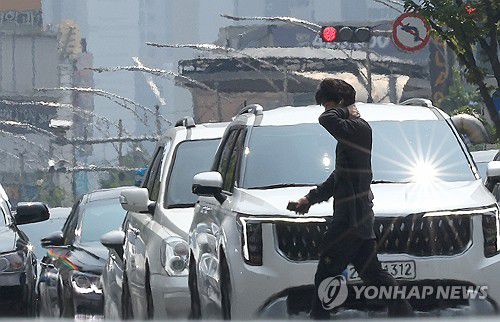 '머리 아픈 무더위'[연합뉴스 자료사진]