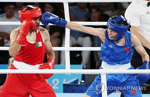 이마네 칼리프 결승전(파리=연합뉴스) 신준희 기자 = 9일(현지시간) 프랑스 파리 롱랑가로스 경기장에서 열린 2024 파리올림픽 복싱 여자 66kg급 결승전에서 성별 논란에 휩싸였던 알제리의 이마네 칼리프(붉은색)가 중국의 양류를 상대로 경기를 펼치고 있다. 2024.8.10 hama@yna.co.kr