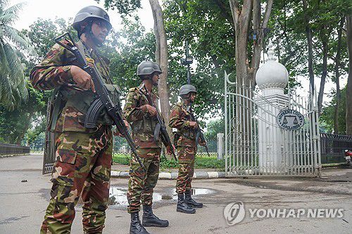 지난 10일 다카 대법원 정문에서 경계근무 중인 군인들[EPA 연합뉴스 자료사진. 재판매 및 DB 금지]