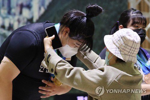 어머니께 금메달 받는 박혜정(울산=연합뉴스) 임화영 기자 = 8일 오전 울산전시컨벤션센터(UECO)에서 열린 제103회 전국체육대회 역도 여자 고등부 87kg이상급 시상식에서 인상·용상·종합 1위를 한 박혜정(안산공고)이 어머니께 금메달을 수여받고 있다. 2022.10.8 hwayoung7@yna.co.kr