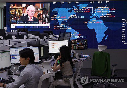 코스피 폭락, 미국발 경기침체 공포(서울=연합뉴스) 한상균 기자 = 미국발 경기 침체 공포로 코스피가 급락한 5일 여의도 KB국민은행 딜링룸에 미국 관련 뉴스가 나오고 있다.