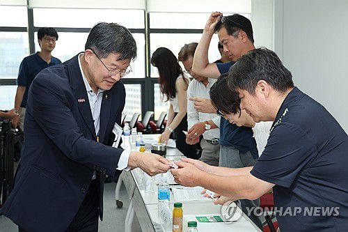 참석자와 인사하는 이기일 복지부 1차관(서울=연합뉴스) 신현우 기자 = 이기일 보건복지부 1차관이 9일 오후 서울 중구 한국노인인력개발원 서울지역본부에서 열린 국민연금 중장년 가입자 간담회에 참석하며 참석자와 인사를 나누고 있다. 2024.8.9 nowwego@yna.co.kr