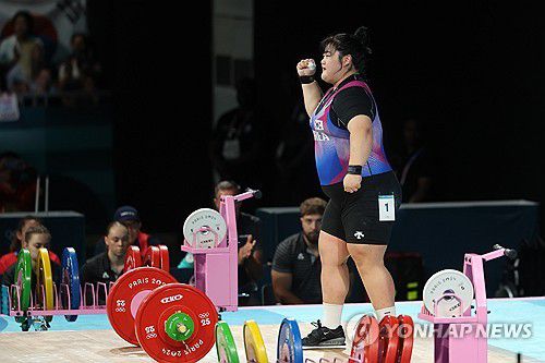 박혜정, 127kg도 성공(파리=연합뉴스) 임화영 기자 = 11일(현지시간) 프랑스 파리 사우스 파리 아레나에서 열린 2024 파리올림픽 역도 여자 81kg급에 출전한 박혜정이 127kg에 성공한 뒤 기뻐하고 있다. 2024.8.11 hwayoung7@yna.co.kr