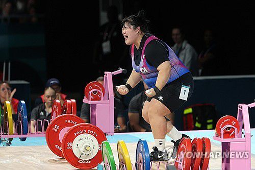 박혜정, 131kg 성공하고 포효(파리=연합뉴스) 임화영 기자 = 11일(현지시간) 프랑스 파리 사우스 파리 아레나에서 열린 2024 파리올림픽 역도 여자 81kg급에 출전한 박혜정이 131kg에 성공한 뒤 포효하고 있다. 2024.8.11 hwayoung7@yna.co.kr