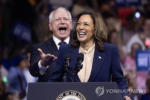 미 민주당 정·부통령 후보 해리스 부통령과 월즈 미네소타 주지사 [EPA 연합뉴스 자료사진]