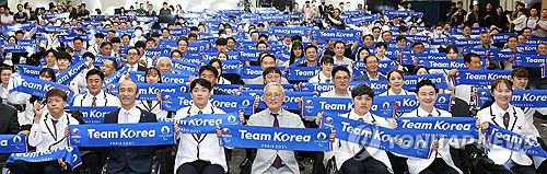 2024 파리패럴림픽대회 대한민국 선수단 결단식(서울=연합뉴스) 유인촌 문화체육관광부 장관이 12일 서울 송파구 서울올림픽파크텔에서 열린 2024 파리패럴림픽대회 대한민국 선수단 결단식에서 선수단의 선전을 기원하며 기념 촬영하고 있다. 2024.8.12 [문화체육관광부 제공. 재판매 및 DB 금지] photo@yna.co.kr