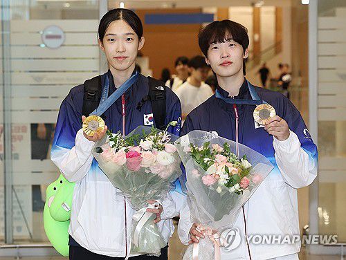 귀국한 김유진-이다빈(영종도=연합뉴스) 류영석 기자 = 파리올림픽 태권도 대표팀 김유진, 이다빈 등 선수들이 12일 오후 인천국제공항 제2여객터미널을 통해 귀국해 기념 촬영하고 있다. 2024.8.12 ondol@yna.co.kr