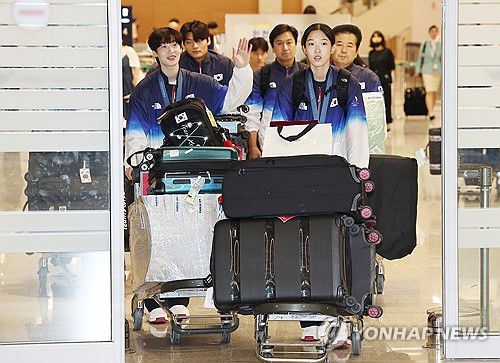 올림픽 태권도 대표팀 귀국(영종도=연합뉴스) 류영석 기자 = 파리올림픽 태권도 대표팀 김유진, 이다빈 등 선수들이 12일 오후 인천국제공항 제2여객터미널을 통해 귀국하고 있다. 2024.8.12 ondol@yna.co.kr