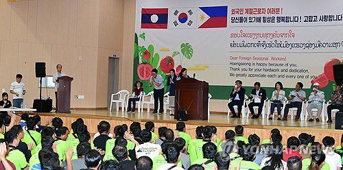 횡성군, 계절근로자 만남의 날 행사 개최(횡성=연합뉴스) 계절근로자들의 안정적인 정착을 위한 외국인 계절근로자 만남의 날 행사가 11일 강원 횡성군 둔내종합체육관에서 열렸다. 이날 외국인 계절근로자 600여명은 지역 농가와 함께 고랭지토마토축제장에서 화합을 다졌다. 2024.8.11 [횡성군 제공.재판매 및 DB 금지] jlee@yna.co.kr