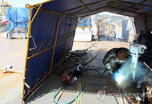 용접 작업 중인 노동자[연합뉴스 자료사진]