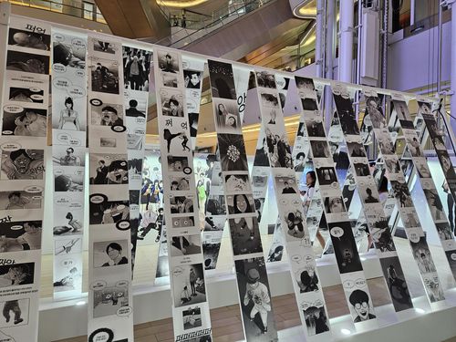 웹툰 '외모지상주의' 팝업스토어(서울=연합뉴스) 김경윤 기자 = 박태준만화회사(더그림엔터테인먼트)는 14일부터 25일까지 서울 송파구 잠실 롯데월드몰에 웹툰 '외모지상주의' 10주년 기념 팝업스토어를 운영한다. 사진은 팝업스토어 내 전시. heeva@yna.co.kr 2024.8.14