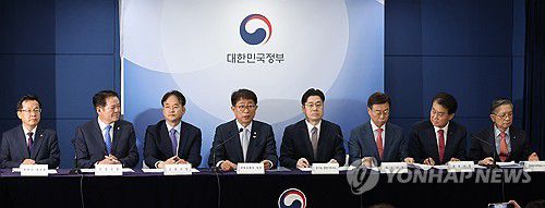 1기 신도시 선도지구 관련 브리핑 하는 박상우 장관(서울=연합뉴스) 최재구 기자 = 박상우 국토교통부 장관(왼쪽 네 번째)이 22일 종로구 정부서울청사 브리핑실에서 1기 신도시 선도지구 선정계획 발표 브리핑을 하고 있다. 2024.5.22 jjaeck9@yna.co.kr