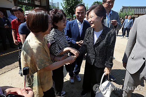 시민들과 인사하는 박근혜 전 대통령(옥천=연합뉴스) 천경환 기자 = 박근혜 전 대통령이 모친인 고 육영수 여사의 서거 50주기를 하루 앞둔 14일 충북 옥천에 있는 어머니 생가를 방문, 시민들과 인사하고 있다. 2024.8.14 kw@yna.co.kr
