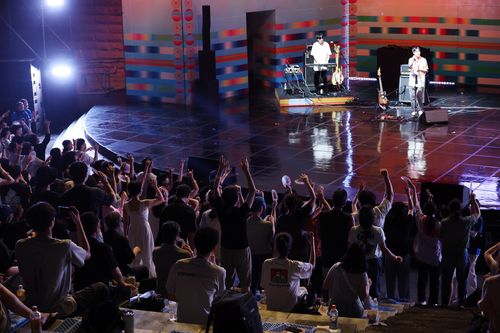 자리에서 일어난 관객들(전주=연합뉴스) 나보배 기자 = 전주세계소리축제 둘째 날인 15일,한국소리문화전당 야외공연장에서 '글랜체크'가 공연하고 있다. 2024.8.16