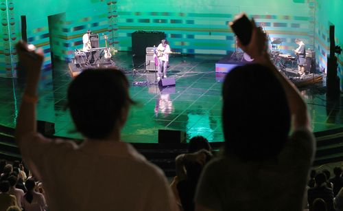 몸 흔드는 관객들(전주=연합뉴스) 나보배 기자 = 전주세계소리축제 둘째 날인 15일, 전북 전주시 덕진구 덕진동 한국소리문화전당 야외공연장에서 '글랜체크'가 공연하고 있다. 2024.8.16