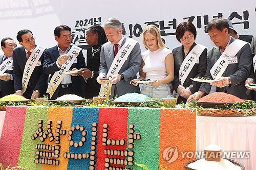 쌀의 날 기념…8색 김밥 만들기(서울=연합뉴스) 강민지 기자 = 강호동 농협중앙회장 등이 지난 14일 오전 서울 중구 한국의집에서 열린 '2024년 제10회 쌀의 날 기념식'에서 8색 김밥 만들기 퍼포먼스를 하고 있다. 2024.8.14 mjkang@yna.co.kr
