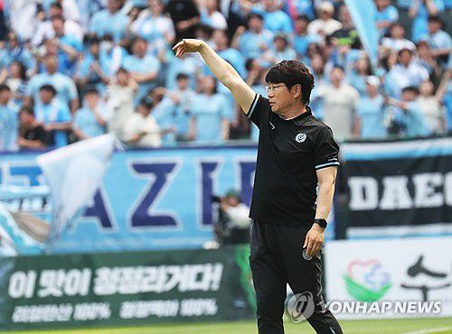 박창현 대구 감독 작전 지시(전주=연합뉴스) 최영수 기자 = 28일 전주월드컵경기장에서 열린 프로축구 전북과의 경기에서 박창현 대구감독이 작전을 지시하고 있다.2024.4.28 kan@yna.co.kr