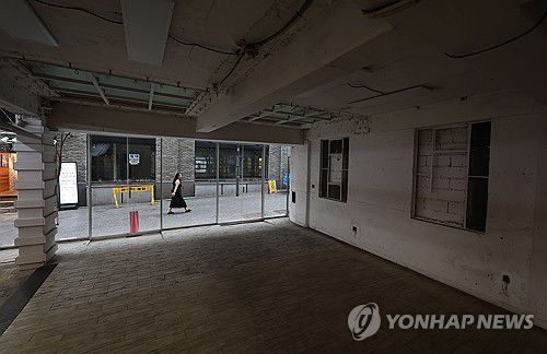 자영업자 연체율 9년6개월만에 최고(서울=연합뉴스) 류영석 기자 = 국내은행 원화대출 연체율이 2개월 연속 상승흐름을 이어가는 가운데 16일 오후 서울 명동 골목의 폐업한 상점 모습.     이날 금융감독원에 따르면 지난 5월 말 국내 은행 대출 연체율은 0.51%로 전월보다 0.03%포인트(p) 상승, 이 중 개인사업자대출 연체율은 2014년 11월 0.72% 이후 9년 6개월 만에 최고치를 기록했다. 2024.7.16 ondol@yna.co.kr