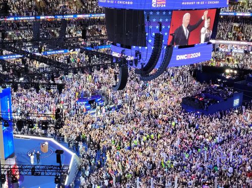 민주당 전당대회에 참석한 바이든 미국 대통령(시카고=연합뉴스) 김동현 특파원 = 조 바이든 미국 대통령이 19일(현지시간) 시카고에서 열린 민주당 전당대회에 참석해 딸 애슐리와 함께 당원들에게 인사하고 있다. 2024.8.19