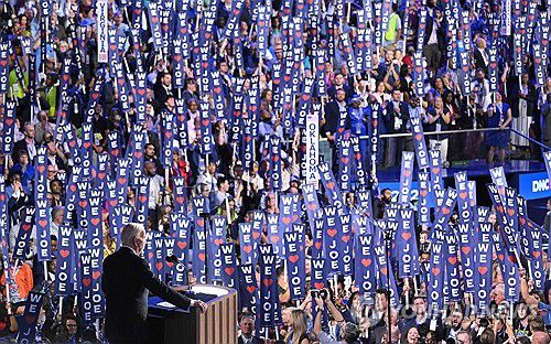 바이든 미국 대통령을 환영하는 민주당원들(시카고 AFP=연합뉴스) 19일(현지시간) 미국 민주당 전당대회가 열린 시카고에서 당원들이 '우리는 조를 사랑한다'는 팻말을 들고 조 바이든 미국 대통령을 환영하고 있다. 2024.8.19