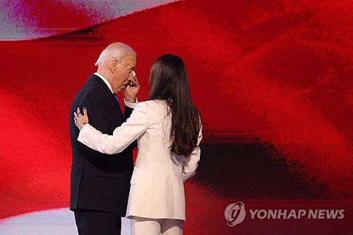 딸 앞에서 눈물을 훔치는 조 바이든 대통령(시카고 AFP=연합뉴스) 19일(현지시간) 미국 일리노이주 시카고에서 열린 민주당 전당대회에서 막내딸 애슐리의 소개를 받아 무대에 오른 조 바이든 대통령이 눈물을 훔치고 있다. 2024.8.19