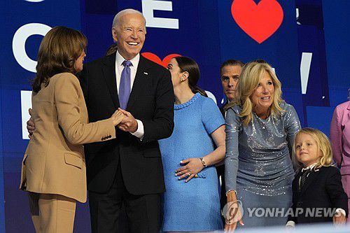 영부인과 손자와 함께 전당대회 무대에 선 조 바이든 대통령과 카멀라 해리스 부통령(시카고 AP=연합뉴스) 19일(현지시간) 미국 일리노이주 시카고에서 열린 민주당 전당대회에서 조 바이든 대통령(가운데)과 카멀라 해리스 부통령(왼쪽)이 영부인 질 여사(오른쪽), 바이든 대통령의 손자 보(오른쪽 아래)와 함께 무대에 선 모습. 2024.8.19