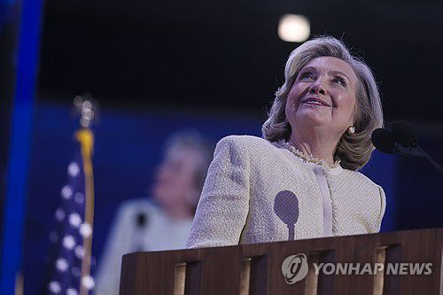 힐러리 클린턴 전 미국 국무부 장관(시카고 EPA=연합뉴스) 힐러리 클린턴 전 미국 국무부 장관이 19일(현지시간) 시카고에서 열린 민주당 전당대회에서 발언하고 있다. 2024.8.19