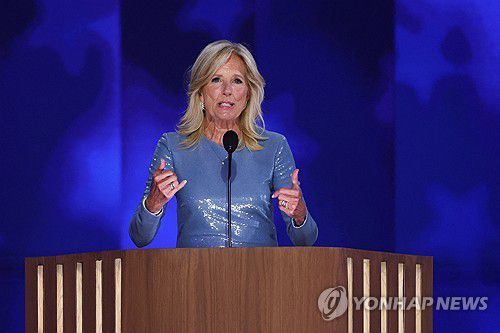 질 바이든 미국 대통령 영부인(시카고 로이터=연합뉴스) 조 바이든 미국 대통령의 아내 질 바이든 여사가 19일(현지시간) 시카고에서 열린 민주당 전당대회에서 발언하고 있다. 2024.8.19