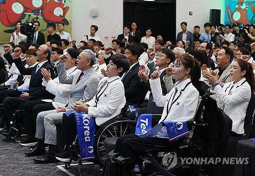 '파리 패럴림픽 대표팀 파이팅!'지난 12일 오후 서울 송파구 올림픽파크텔에서 열린 2024 파리 패럴림픽 대회 결단식에서 참석자들이 선수단장의 출정사를 들으며 파이팅을 외치고 있다. [연합뉴스 자료사진]