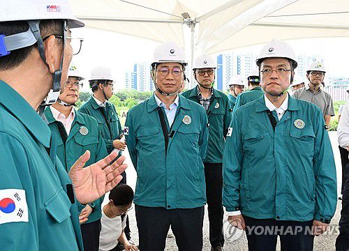 부천대장 3기 신도시 찾은 최상목 부총리와 박상우 장관(서울=연합뉴스) 최상목 부총리 겸 기획재정부 장관(오른쪽)과 박상우 국토교통부 장관이 20일 부천대장 3기 신도시를 방문해 관계자로부터 사업현황 설명을 듣고 있다. 2024.8.20 [기획재정부 제공. 재판매 및 DB 금지] photo@yna.co.kr