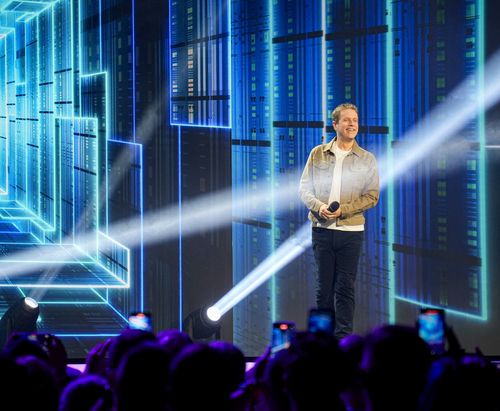 인사하는 제프 케일리    (쾰른=연합뉴스) 김주환 기자 = 20일(현지 시각) 독일 쾰른에서 열린 게임스컴 개막 전야제 오프닝 나이트 라이브(ONL)에서 행사 기획 및 사회를 맡은 방송인 제프 케일리가 인사하고 있다. 2024.8.20 jujuk@yna.co.kr