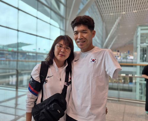 장애인 트라이애슬론 국가대표 김황태와 경기 보조인이자 아내인 김진희 씨.(영종도=연합뉴스) 김경윤 기자 = 장애인 트라이애슬론 국가대표 김황태(오른쪽)와 경기 보조인이자 아내인 김진희 씨가 21일 인천국제공항 출국장에서 포즈를 취하고 있다. 둘은 28일에 개막하는 2024 파리 패럴림픽에 처음 출전한다. 2024.8.21. cycle@yna.co.kr