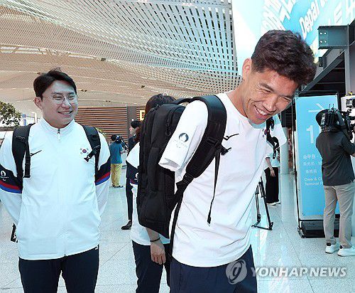 밝은 표정의 트라이애슬론 김황태(영종도=연합뉴스) 이지은 기자 = 2024 파리 패럴림픽에 출전하는 대한민국 선수단의 트라이애슬론 김황태(오른쪽)가 21일 오전 인천국제공항에서 출국하며 밝은 표정으로 인사하고 있다. 2024.8.21     jieunlee@yna..kr