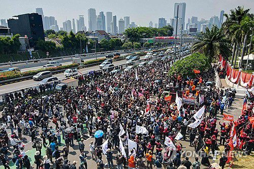 인도네시아 선거법 개정 반대 시위(자카르타 로이터=연합뉴스) 22일(현지시간) 인도네시아 자카르타 국회 앞에서 시민들이 선거법 개정 반대 시위를 벌이고 있다. 2024.8.22. photo@yna.co.kr