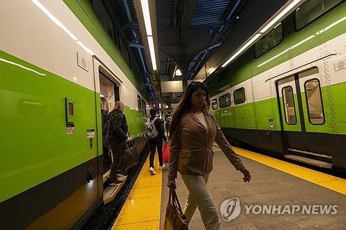 토론토 유니언역의 열차 통근자[토론토 AP=연합뉴스]