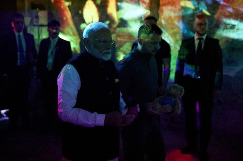 어린이 희생자 추모(키이우 AP=연합뉴스) 나렌드라 모디 인도 총리(왼쪽)와 볼로디미르 젤렌스키 우크라이나 대통령이 23일(현지시간) 우크라이나 키이우의 어린이 희생자 기념관에서 추모하고 있다. 2024.8.24 [우크라이나 대통령실 제공]