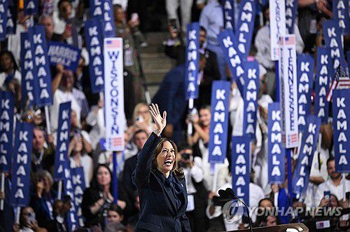 22일(현지시간) 미국 민주당 대통령 후보 수락 연설하는 해리스 부통령[AFP 연합뉴스]
