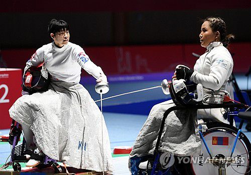 경기 후 상대 선수와 인사하는 권효경(항저우=연합뉴스) 휠체어펜싱 권효경이 26일 중국 항저우 전자과학기술대학 체육관에서 열린 2022 항저우 장애인아시아경기대회 여자 에페 단체 8강전에서 경기 후 상대와 인사하고 있다. 2023.10.26 [사진공동취재단] photo@yna.co.kr