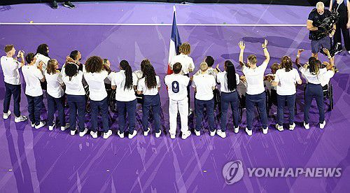 '축제는 아직 끝나지 않았다' 관중에게 인사하는 패럴림픽 선수들(생드니=연합뉴스) 김인철 기자 = 11일(현지시간) 프랑스 생드니 스타드 드 프랑스에서 열린 2024 파리올림픽 폐회식에서 2024 파리 패럴림픽 선수들이 관중에게 인사하고 있다.     2024 파리 패럴림픽은 8월 28일부터 9월 8일까지 열린다. 2024.8.12 yatoya@yna.co.kr