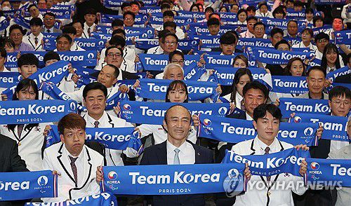 '팀 코리아 파이팅!'(서울=연합뉴스) 이재희 기자 = 12일 오후 서울 송파구 올림픽파크텔에서 열린 2024 파리 패럴림픽 대회 결단식에서 참석자들이 머플러 세리머니를 하고 있다. 2024.8.12 scape@yna.co.kr