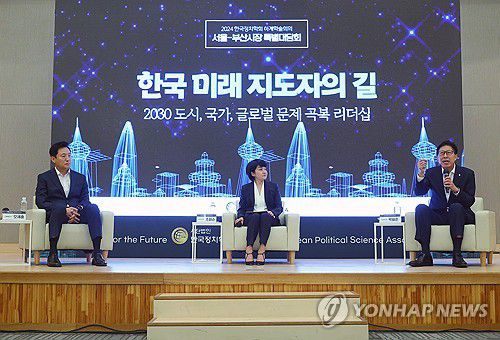 특별대담 갖는 오세훈·박형준(부산=연합뉴스) 손형주 기자 = 오세훈 서울시장과 박형준 부산시장이 23일 오전 부산 동서대 센텀캠퍼스에서 특별대담을 갖고 있다. 이날 대담은 '한국 미래 지도자의 길-2030 도시, 국가, 글로벌 문제 극복 리더십'을 주제로 열렸다. 2024.8.23 handbrother@yna.co.kr