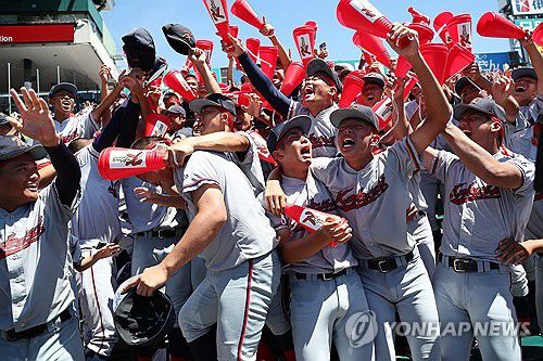 한국계 교토국제고 일본 고시엔 첫 우승(니시노미야[일본]=연합뉴스) 류영석 기자 = 23일 일본 효고현 니시노미야 한신 고시엔구장에서 열린 일본 전국 고교야구선수권대회(고시엔) 결승전 교토국제고와 간토다이이치고 경기.      2-1 승리를 거두고 우승을 차지한 일본 내 한국계 민족학교인 교토국제고 재학생들이 관중석에서 기쁨을 나누고 있다. 2024.8.23 ondol@yna.co.kr