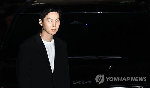 '전동스쿠터 음주운전' BTS 슈가 경찰 출석(서울=연합뉴스) 김인철 기자 = 만취 상태로 전동스쿠터를 몬 혐의를 받는 그룹 방탄소년단(BTS)의 슈가(민윤기)가 경찰 조사를 위해 23일 오후 서울 용산경찰서로 출석하고 있다. 2024.8.23 yatoya@yna.co.kr