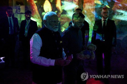 어린이 희생자 추모(키이우 로이터=연합뉴스) 나렌드라 모디 인도 총리(왼쪽)와 볼로디미르 젤렌스키 우크라이나 대통령이 23일(현지시간) 우크라이나 키이우의 어린이 희생자 기념관에서 추모하고 있다. 2024.8.24 [우크라이나 대통령실 제공]