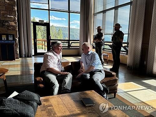 필립 레인 ECB 수석 이코노미스트(오른쪽)과 마리오 센테노 포르투갈 중앙은행 총재[로이터 연합뉴스 자료사진. 재판매 및 DB 금지] photo@yna.co.kr